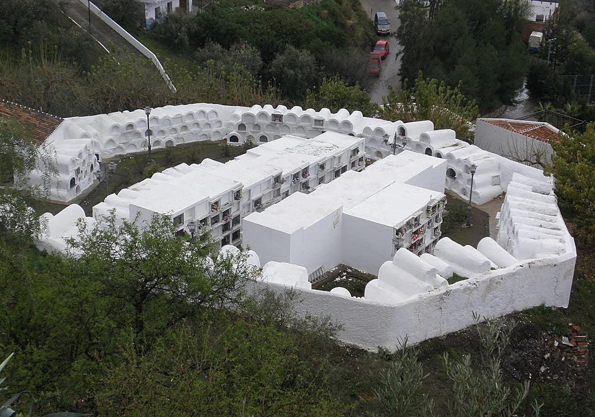 Imagen principal - En la primera foto, perspectiva desde el mirador del cementerio. Desde allí se puede ver la torre de la iglesia, que también es octogonal (foto 2). Uso de columnas entre nichos (foto 3).