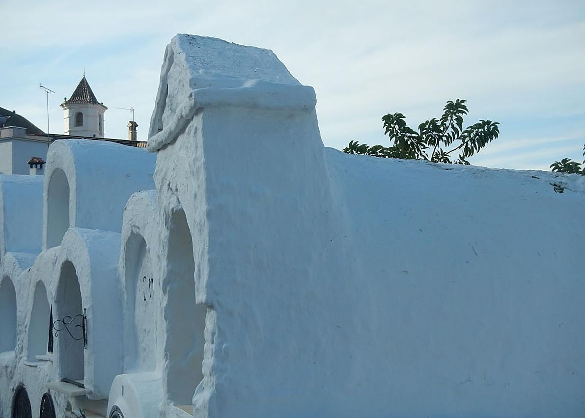 Imagen secundaria 1 - En la primera foto, perspectiva desde el mirador del cementerio. Desde allí se puede ver la torre de la iglesia, que también es octogonal (foto 2). Uso de columnas entre nichos (foto 3).