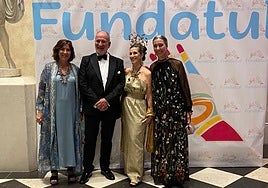 Las tres hijas y el hijo de Remedios del Río, actual presidente de Fundatul, durante la 31 Gala Benéfica de la Fundación creada por Remedios del Río en 1997.