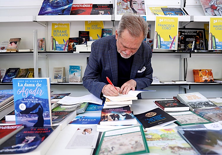José de Vicente, en una de las firmas de su novela 'La dama de Agadir'.