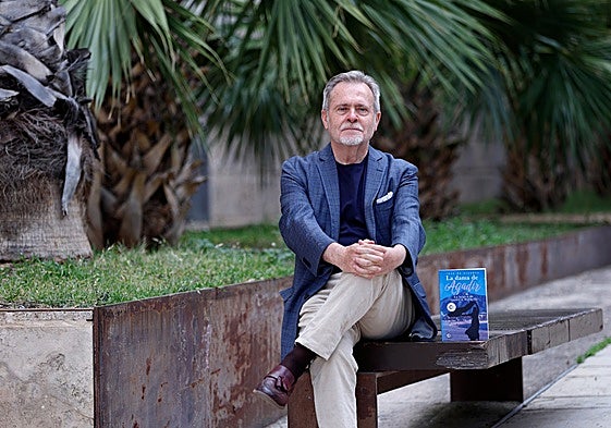 José de Vicente posa antes de su entrevista con SUR.