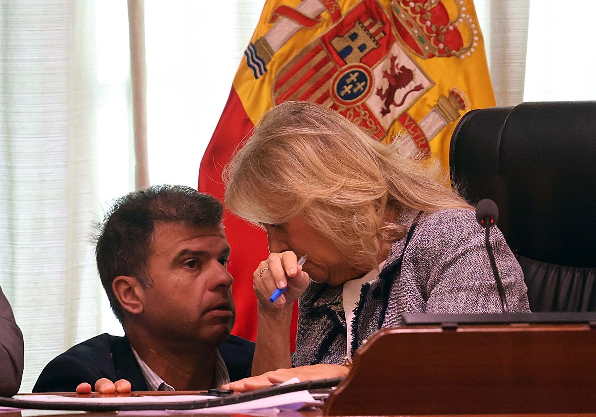 La alcaldesa, Ángeles Muñoz, conversa con el edil de Obras, Diego López en el pleno de este viernes.