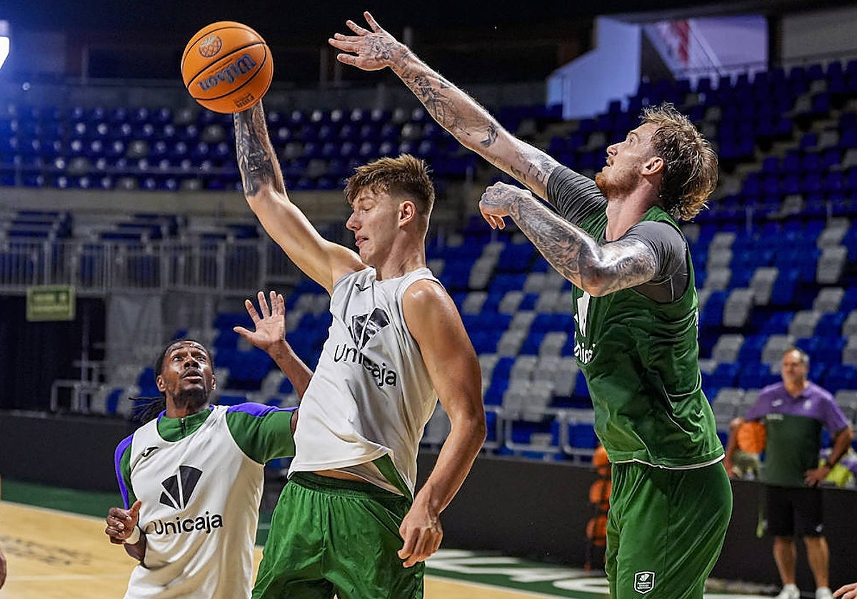 Butajevas se hace con un rebote ante Balcerowski en un entrenamiento esta semana.