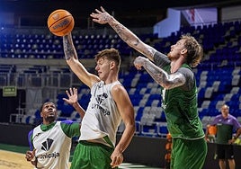 Butajevas se hace con un rebote ante Balcerowski en un entrenamiento esta semana.