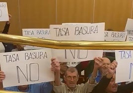 Imagen de vecinos protestando en la sesión plenaria celebrada este viernes en Vélez-Málaga.