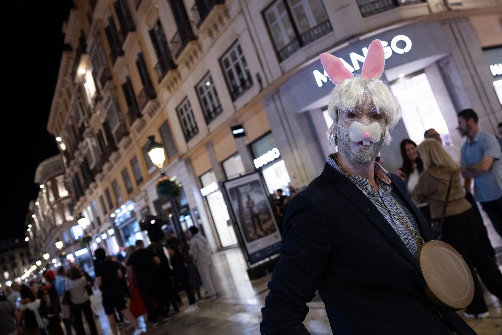 Muchos malagueños lucieron sus disfraces por las calles del Centro de Málaga