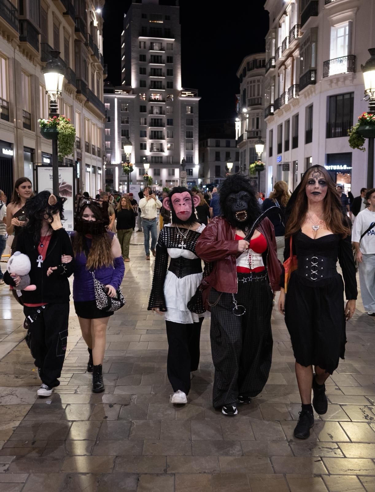 Muchos malagueños lucieron sus disfraces por las calles del Centro de Málaga