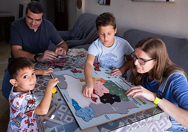 Jorge García y Mari Ángeles García hacen en casa un puzle en braille con sus hijos Pablo y Leo.