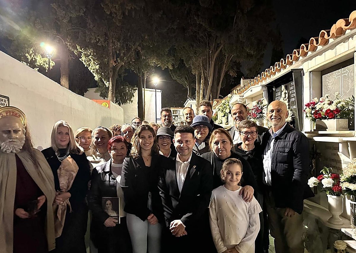 Imagen secundaria 1 - El conde de Bailén fotografía a la persona que da vida a su antepasado; foto de una de las visitas y cartel de la edición de este año. 