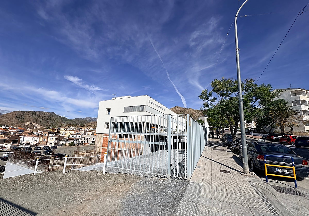 Imagen principal - Tres imágenes del edificio y del acto celebrado este viernes 31 de octubre en Nerja.