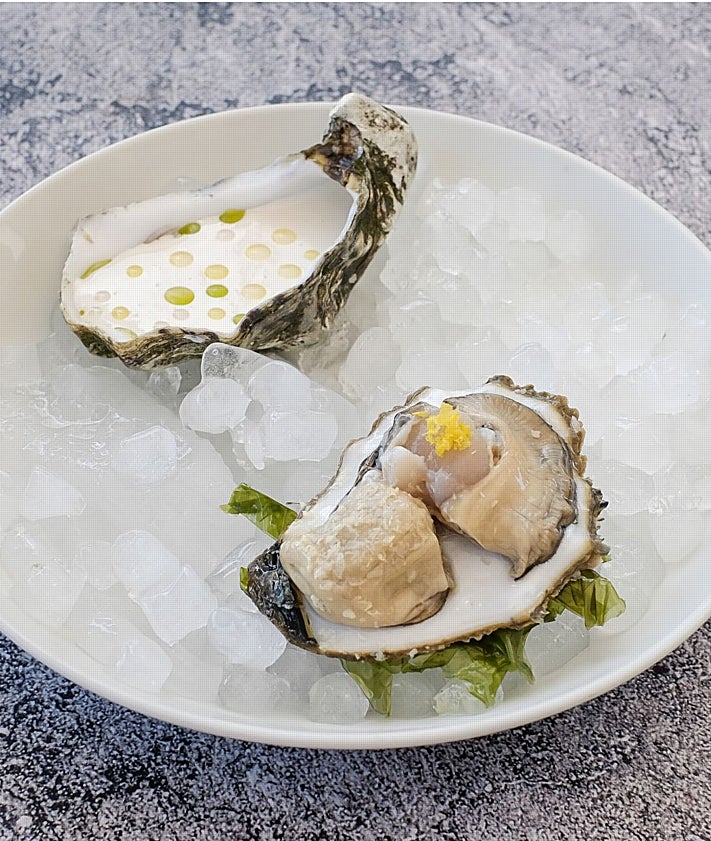 Imagen secundaria 2 - Arriba, ensaladilla de quisquillas. Abajo, banderilla de carabinero y ostra con ajoblanco.