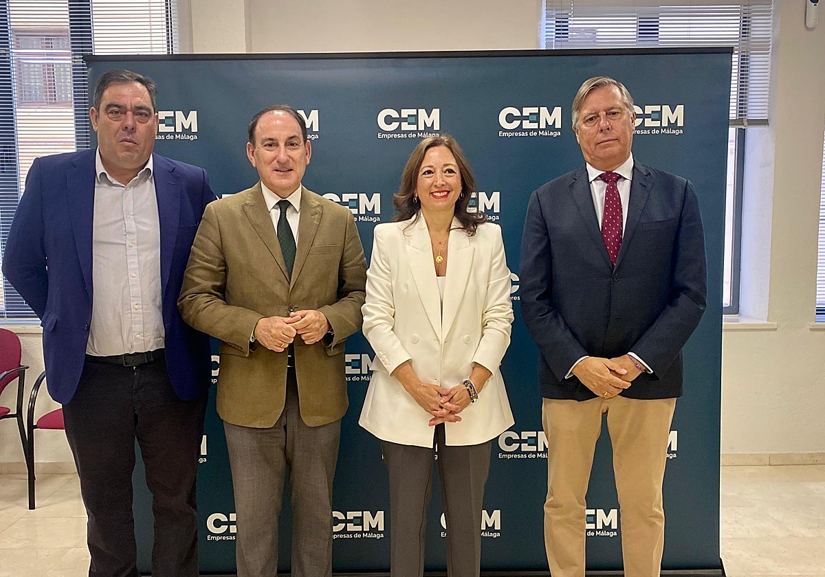 Navarro junto a los responsables de las entidades empresariales.