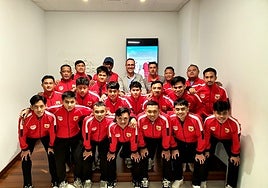 La selección de Indonesia con el concejal de Deportes.