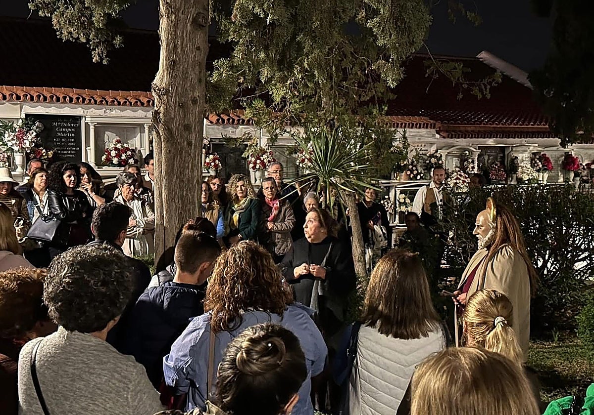 Asistentes a la visita teatralizada en el camposanto.