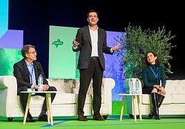 Juanma Moreno, junto a sus compañeros de partido Alberto Núñez Feijóo e Isabel Diaz Ayuso.