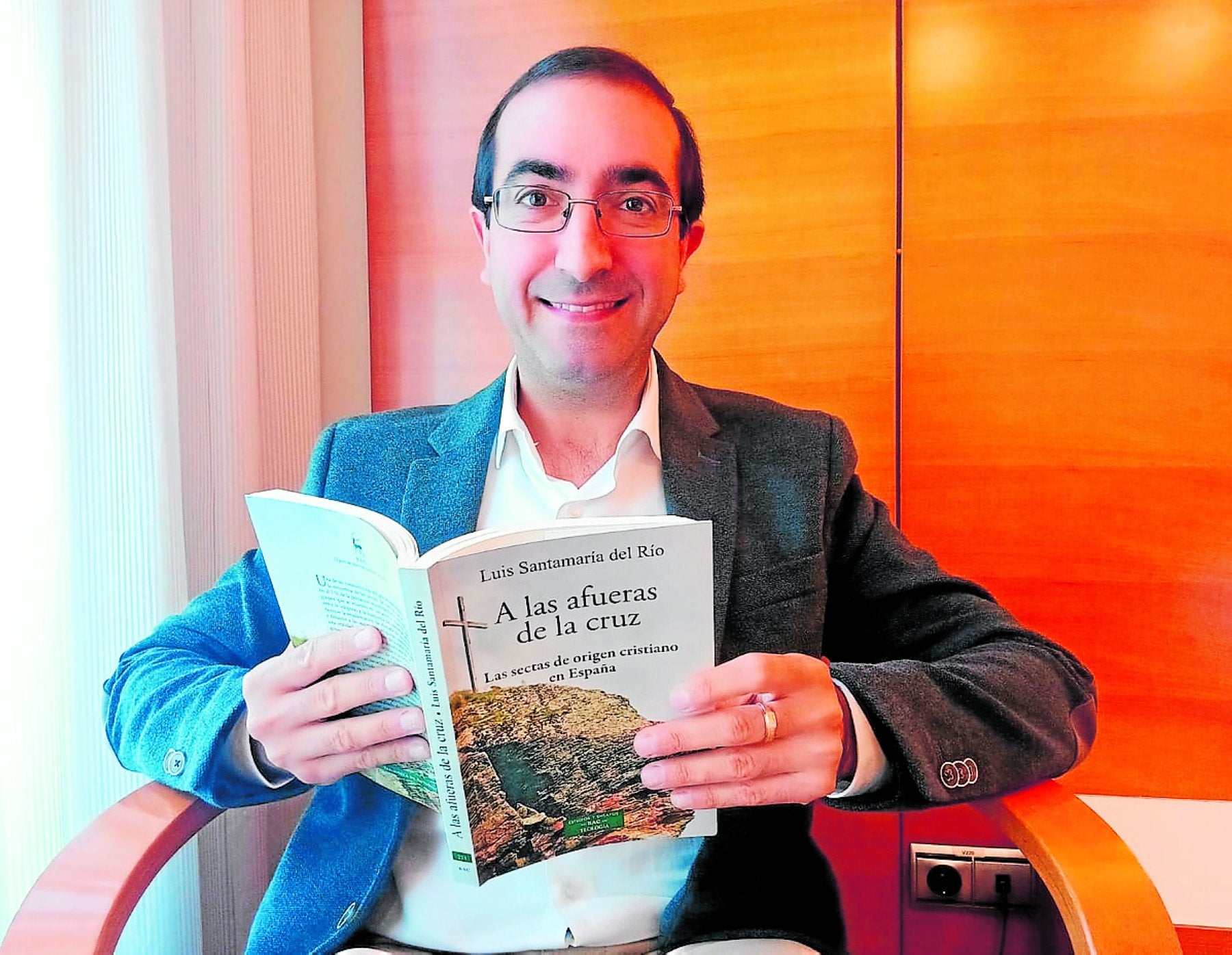 Luis Santamaría posa con uno de sus libros.