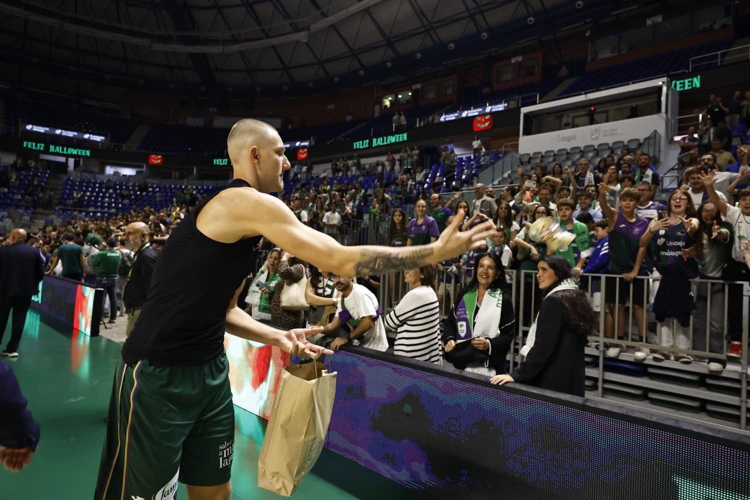 Al finalizar el partido, los jugadores del Unicaja celebraron Halloween con el público del Carpena