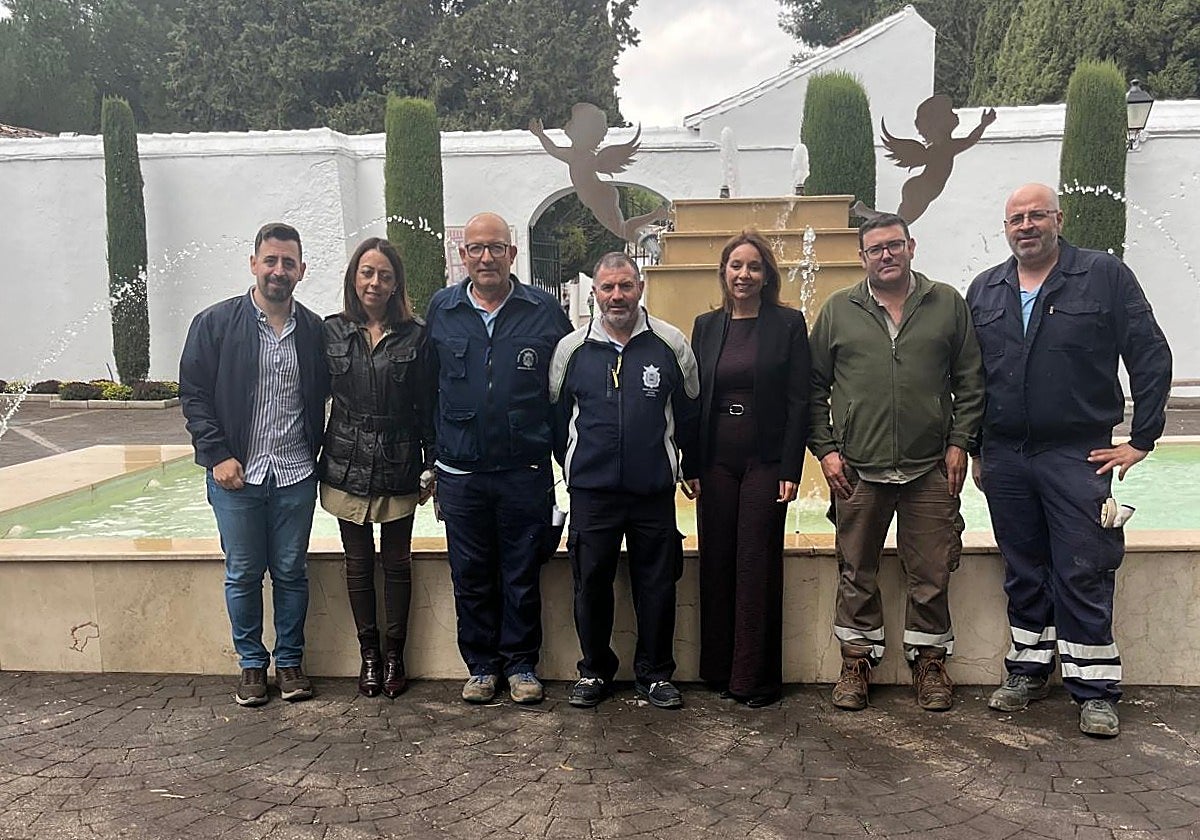La delegada municipal de Cementerios, Concha Muñoz, junto con un grupo de trabajadores municipales.