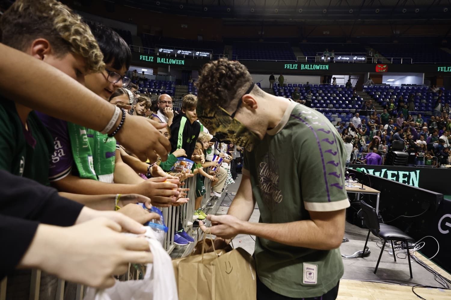 Al finalizar el partido, los jugadores del Unicaja celebraron Halloween con el público del Carpena