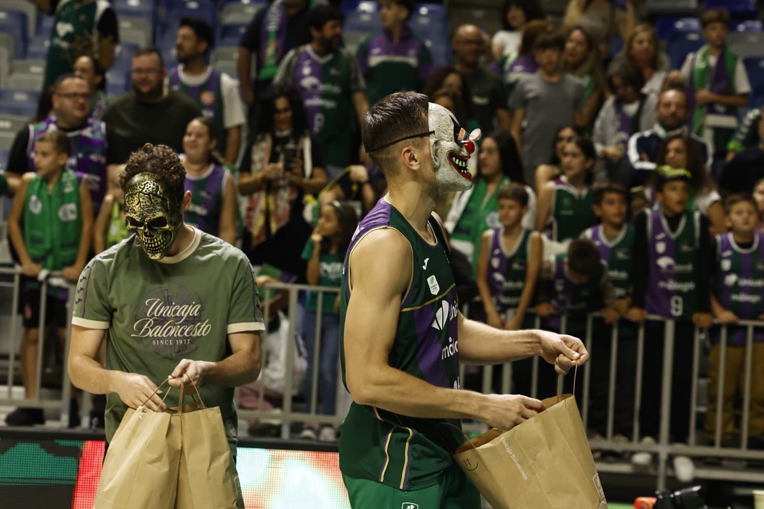 Al finalizar el partido, los jugadores del Unicaja celebraron Halloween con el público del Carpena