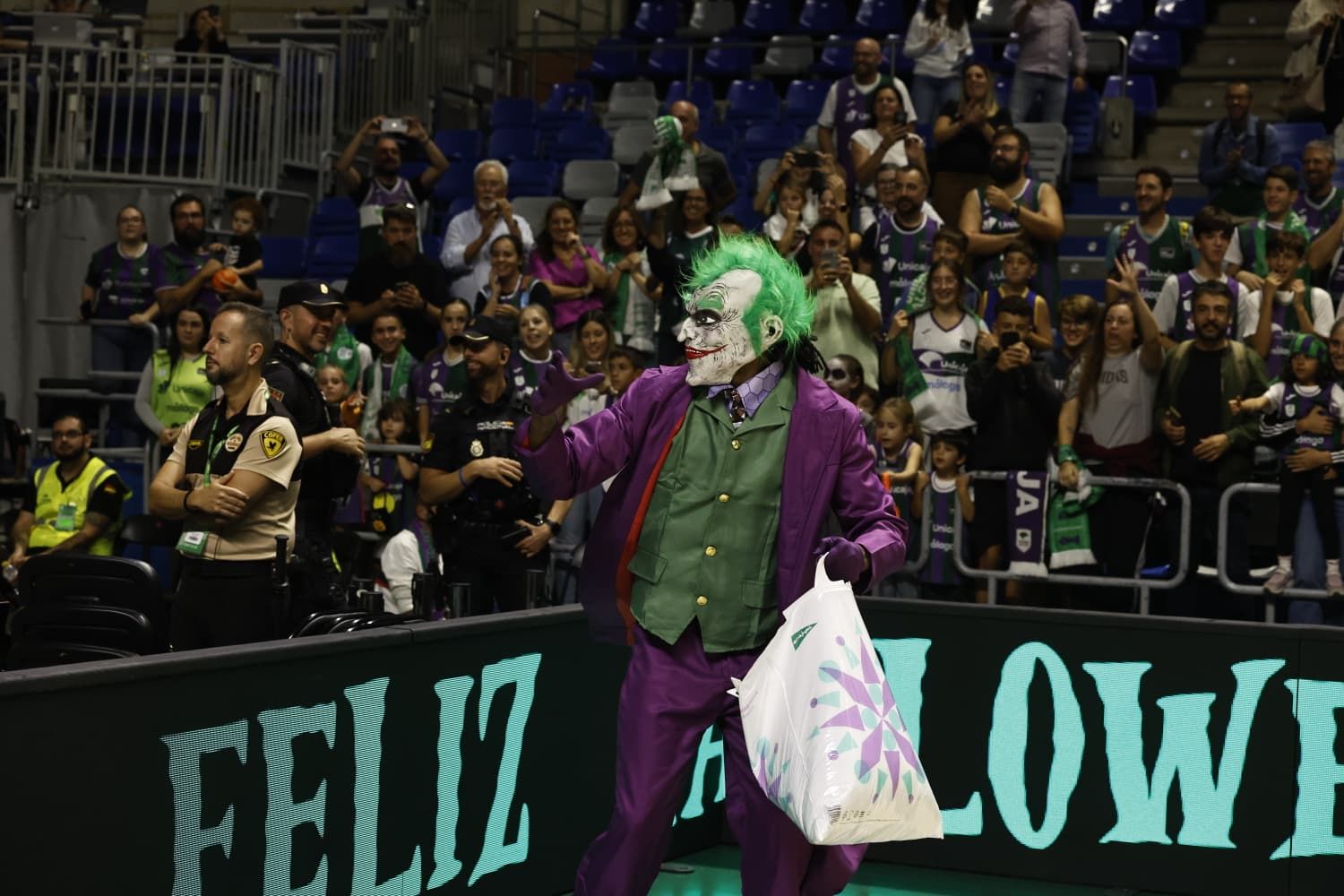 Al finalizar el partido, los jugadores del Unicaja celebraron Halloween con el público del Carpena