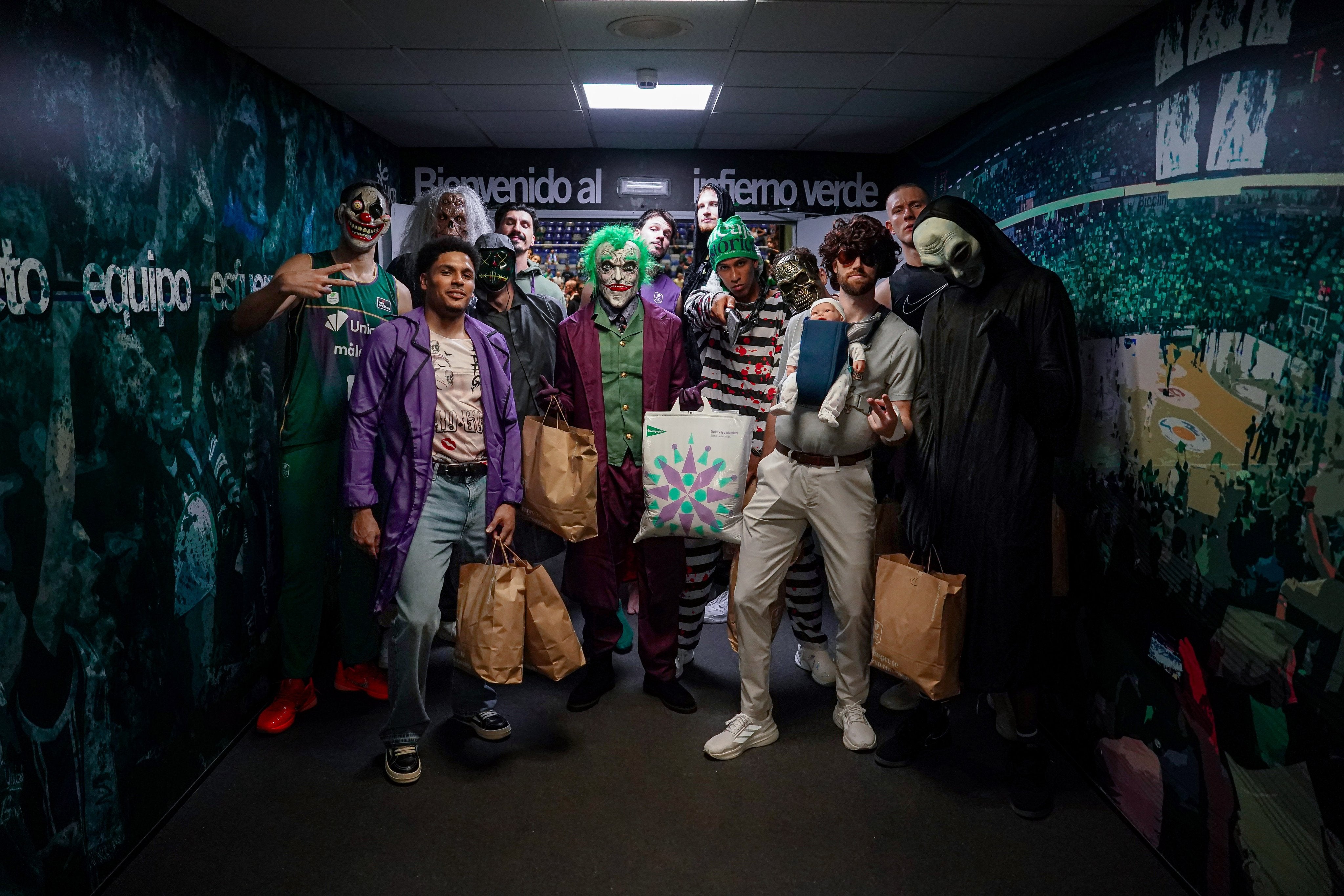 Los jugadores del Unicaja celebraron Halloween con sus aficionados