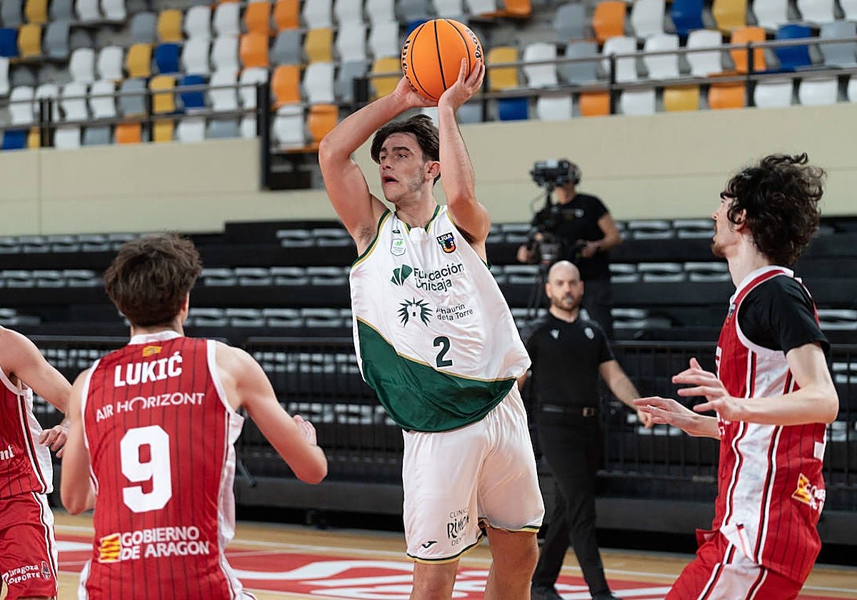 Martínex intenta un pase rodeado de jugadores del Zaragoza.