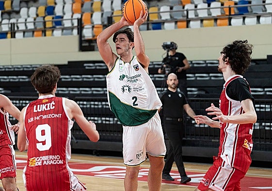 Martínex intenta un pase rodeado de jugadores del Zaragoza.