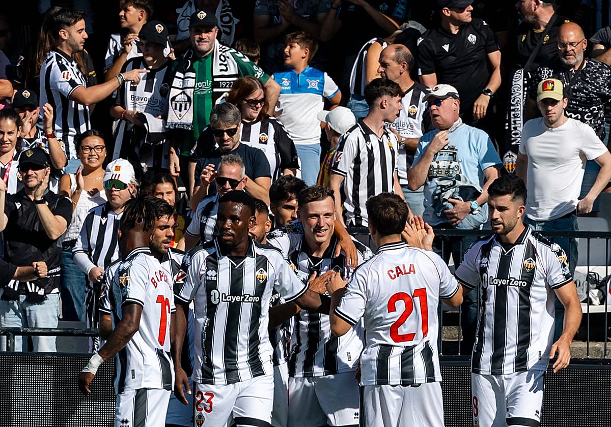 Los jugadores del Castellón celebran el gol de Adam, en Castalia.