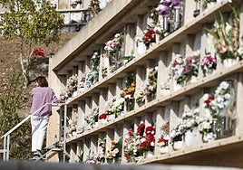 Cientos de personas acuden a los cementerios de Málaga en el Día de Todos los Santos