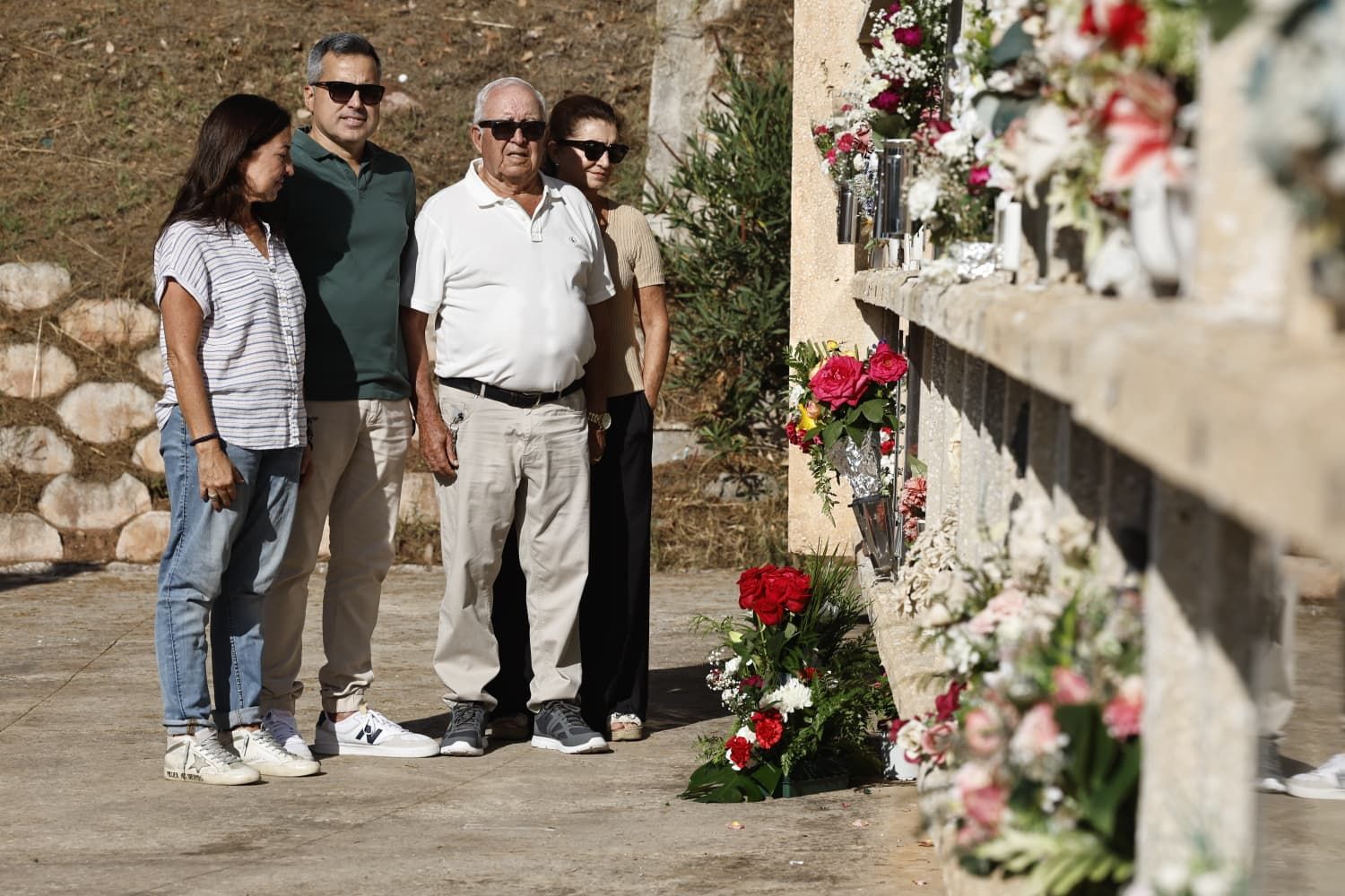 Personas de todas las edades se acercan al cementerio este 1 de noviembre para recordar a sus familiares fallecidos, una tradición que muchos lamentan que pierde fuerza