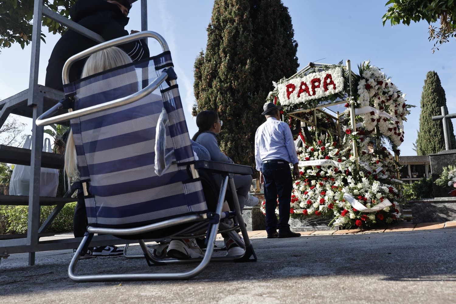 Personas de todas las edades se acercan al cementerio este 1 de noviembre para recordar a sus familiares fallecidos, una tradición que muchos lamentan que pierde fuerza