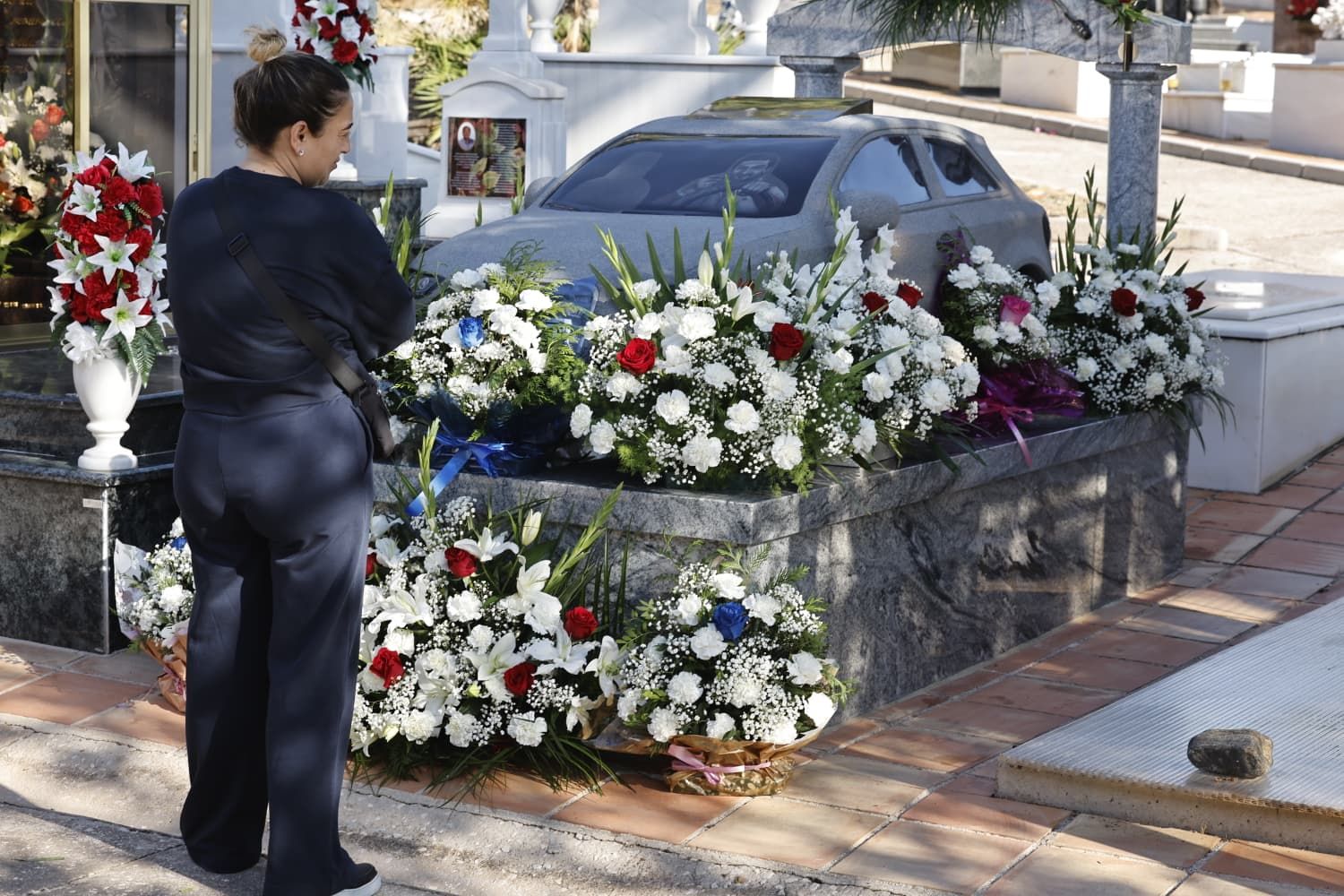 Personas de todas las edades se acercan al cementerio este 1 de noviembre para recordar a sus familiares fallecidos, una tradición que muchos lamentan que pierde fuerza