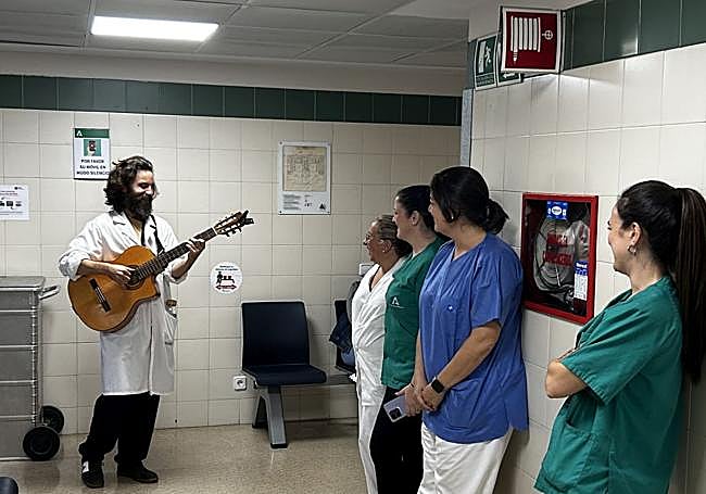 Diego Lara canta en uno de los pasillos del Hospital Regional