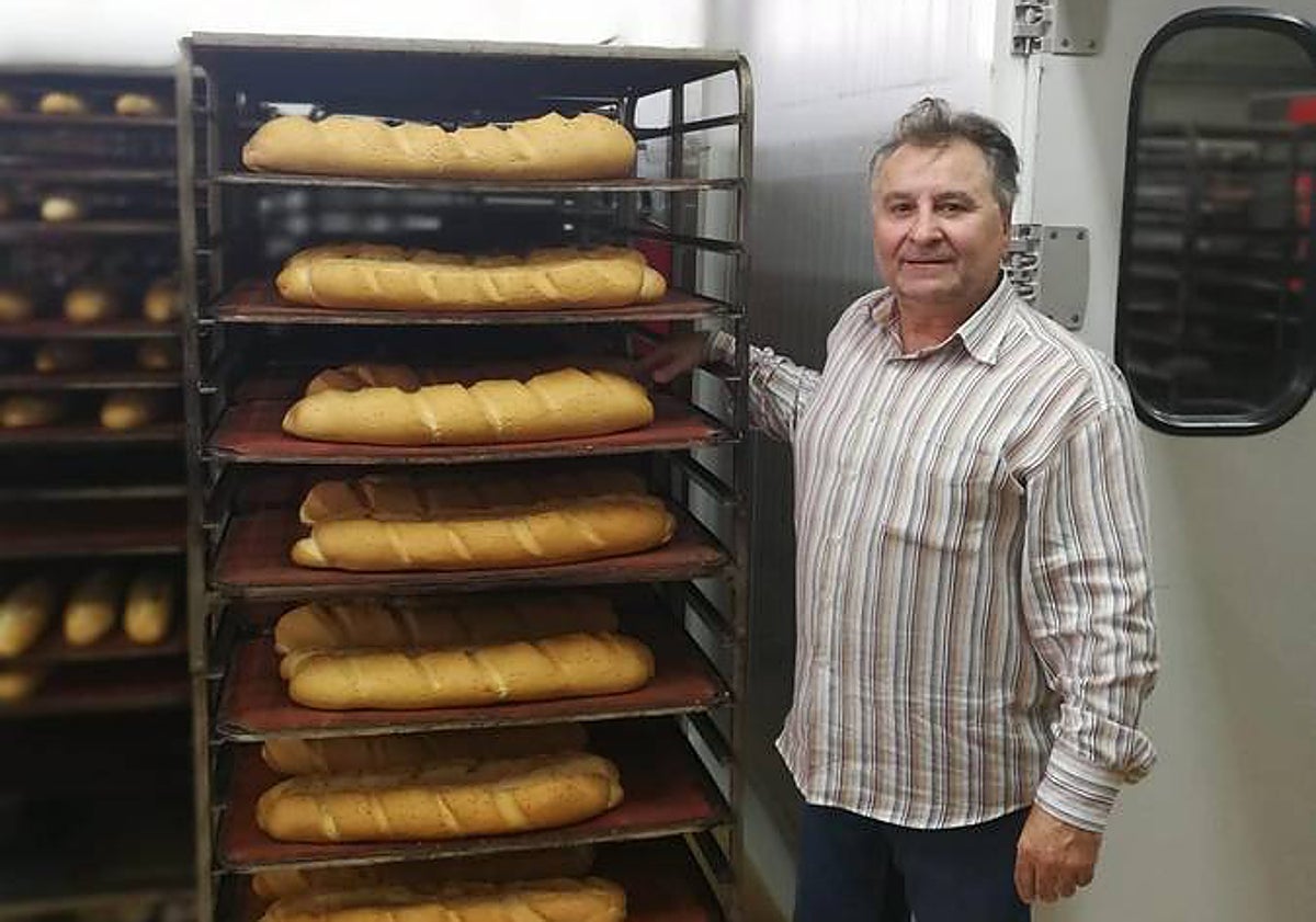 Imagen principal - Arriba, Silvestre Luque, en la panadería antes de jubilarse. Abajo, Antonio Cárdenas, fundador de La Canasta, y furgoneta de Mateo Luque con la imagen del pitufo y el bollito de pan.  