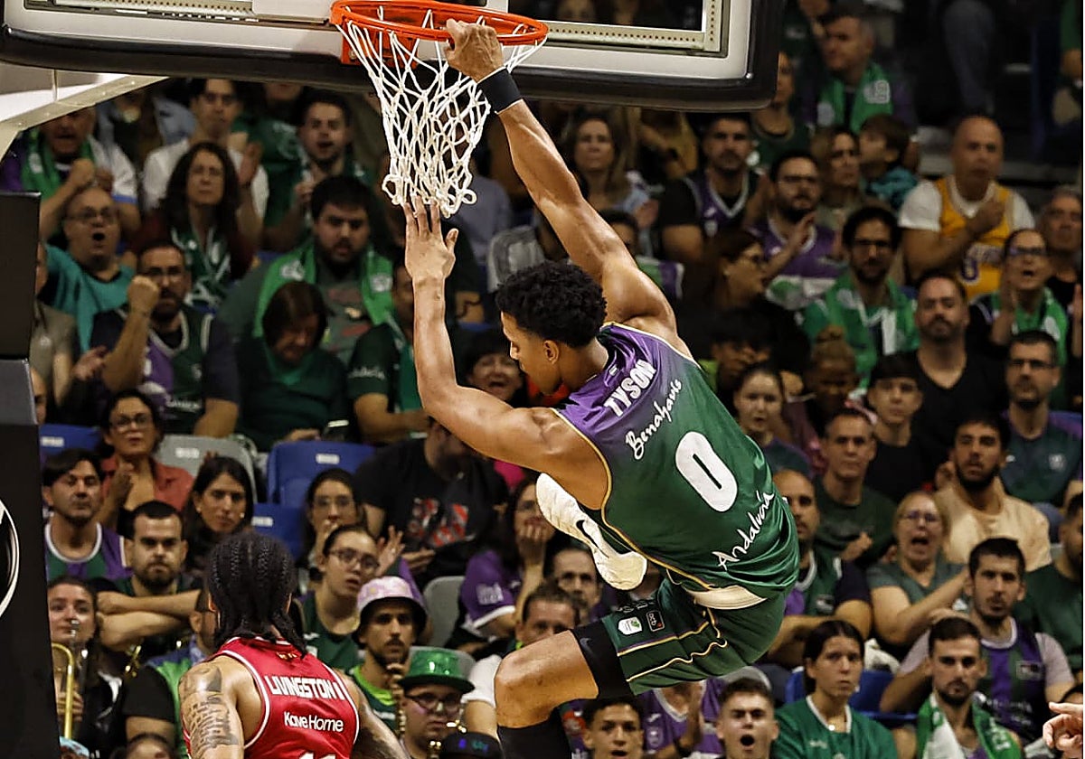 Tyson Pérez machaca ante Livingston en el partido ante el Girona.