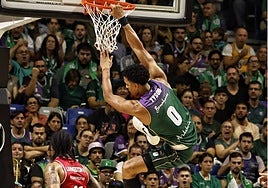 Tyson Pérez machaca ante Livingston en el partido ante el Girona.