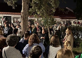 Asistentes a la visita teatralizada en el camposanto.