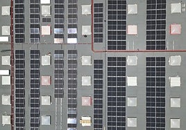 Imagen del huerto solar del Parque Comercial Miramar, que cuenta con 2.200 paneles solares.