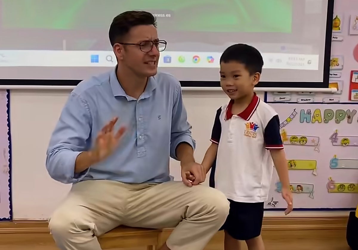 El profesor malagueño, en uno de los vídeos que sube a sus redes sociales enseñando a sus alumnos vocabulario andaluz y malagueño.