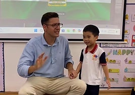 El profesor malagueño, en uno de los vídeos que sube a sus redes sociales enseñando a sus alumnos vocabulario andaluz y malagueño.