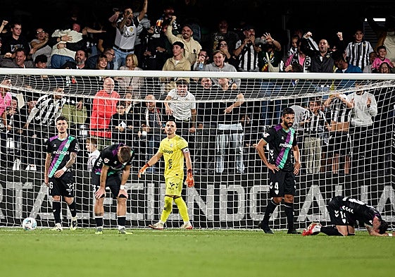 Los futbolistas del Málaga, hundidos tras recibir el segundo gol.