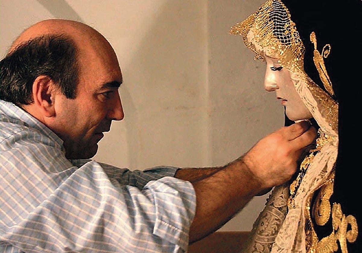 Fotografía de la portada del libro que contiene la revista La Saeta de Otoño.