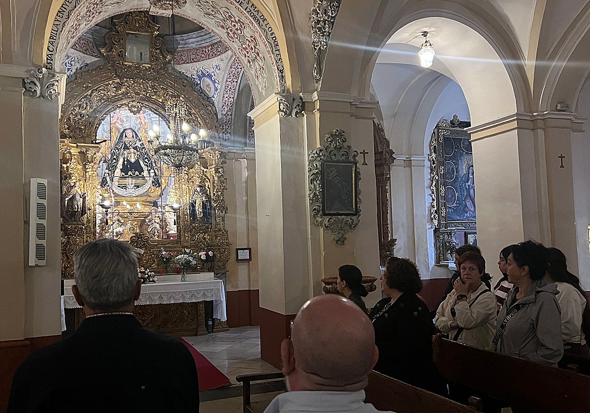 Devotos ante la Virgen de los Dolores, tras la misa de 10 de este domingo en la iglesia de Belén