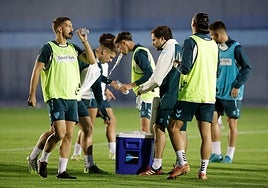 Los jugadores del Málaga se refrescan durante un entrenamiento de la semana