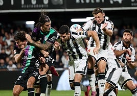 La jugada en la que se decretó el penalti a favor del Málaga.