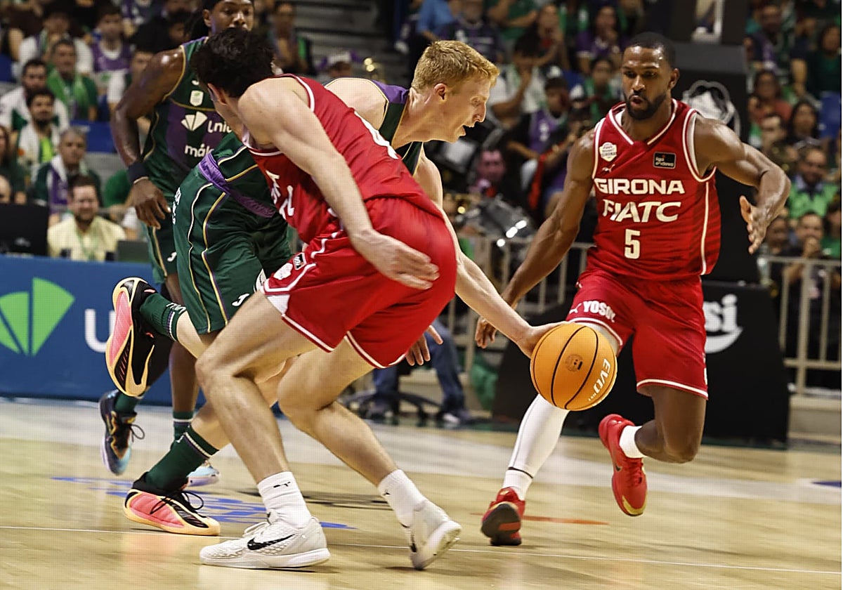 Alberto Díaz es frenado en falta por Busquets.