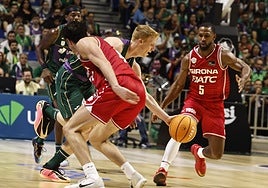 Alberto Díaz es frenado en falta por Busquets.