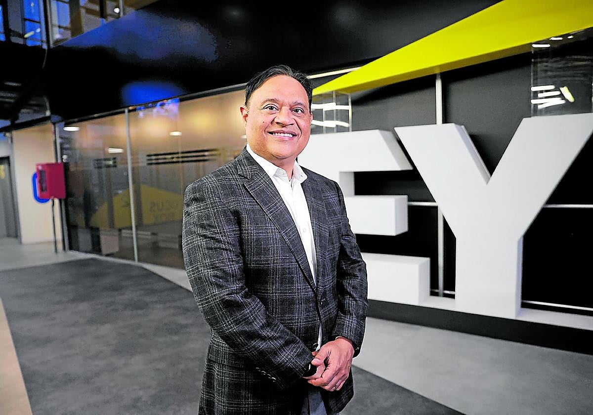 Ajay Anand, vicepresidente global de EY Global Delivery Services, en la sede de EY GDS Spain.