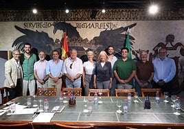 La alcaldesa de Marbella se ha reunido con la nueva junta directiva de la Agrupación de Cofradías de Marbella.